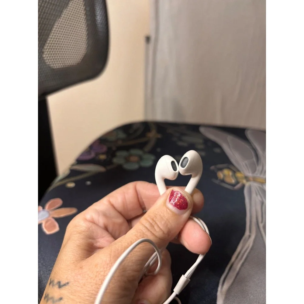 Apple EarPods Earbuds White Lightning Connector Mic Remote Wired Iphone